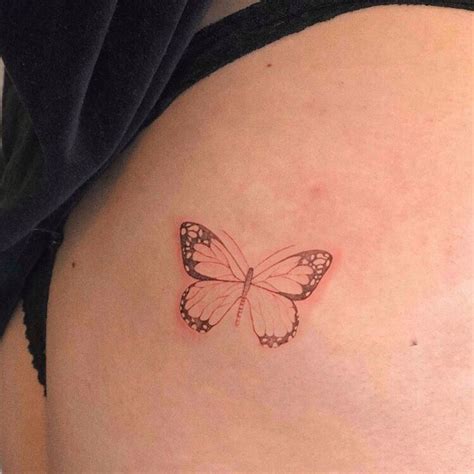 Mariposa tattoo gluteo